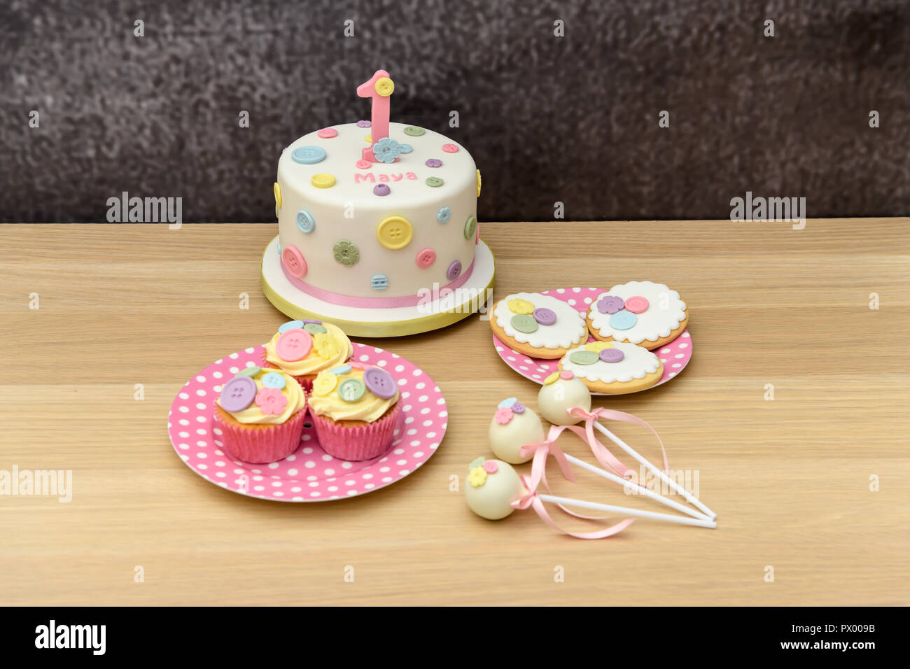 1er Anniversaire Gateau Avec Des Petits Gateaux Biscuits Et Cakepops Photo Stock Alamy