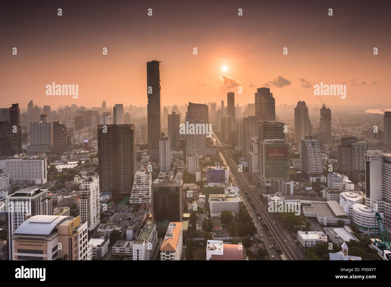 Gratte-ciel de Bangkok et la ligne d'horizon à l'aube, Thaïlande Banque D'Images