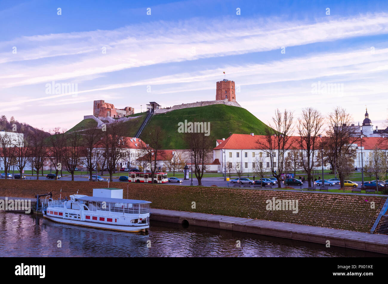 Ensemble du château de Vilnius et bateau sur la rivière Neris. Vilnius,Lituanie, Europe Banque D'Images