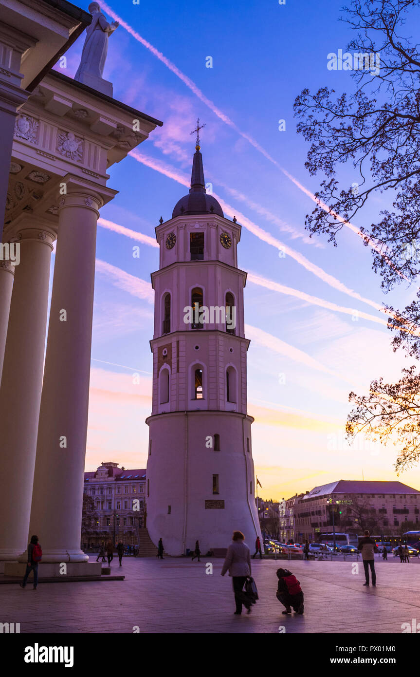 Vilnius, Lituanie : la cathédrale de Vilnius clocher au coucher du soleil Banque D'Images