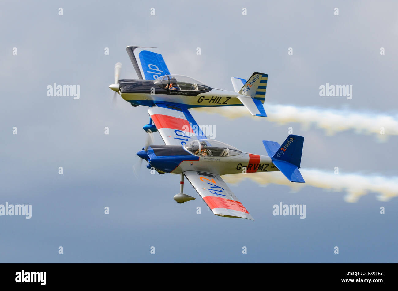 Andy Hill pilote aux commandes de son avion RV-8 Cars homebuilt HILZ-G8RV de tors display team. Andy Hill pilote de Hawker Hunter à Shoreham. Avec Alister Kay Banque D'Images