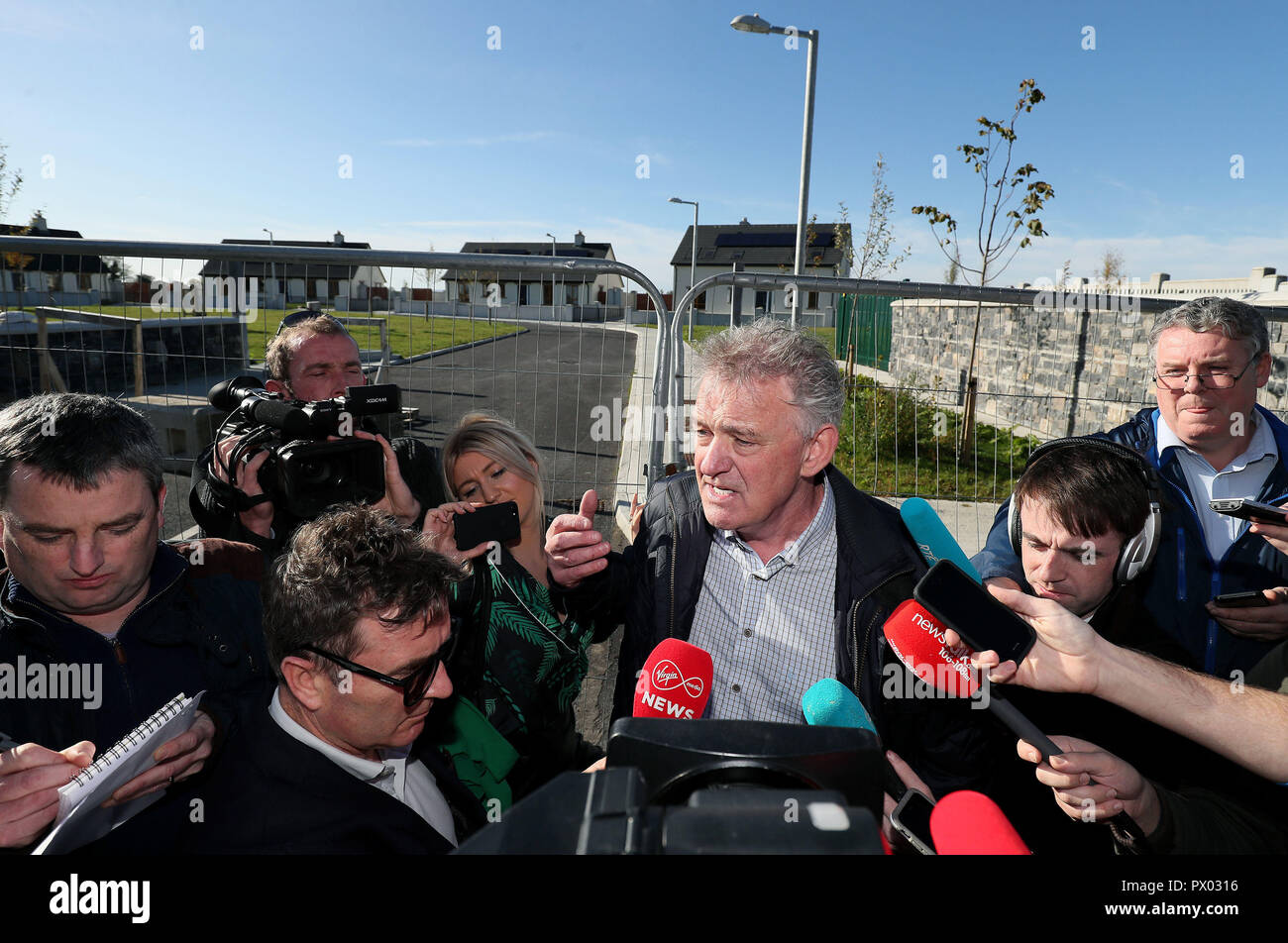 Candidat à la présidence irlandaise Peter Casey parle aux médias lors d'une visite à un certain nombre de résidences à Cabra, pont de Thurles, qui sont au cœur d'un différend avec les membres de la communauté des gens du voyage. Banque D'Images