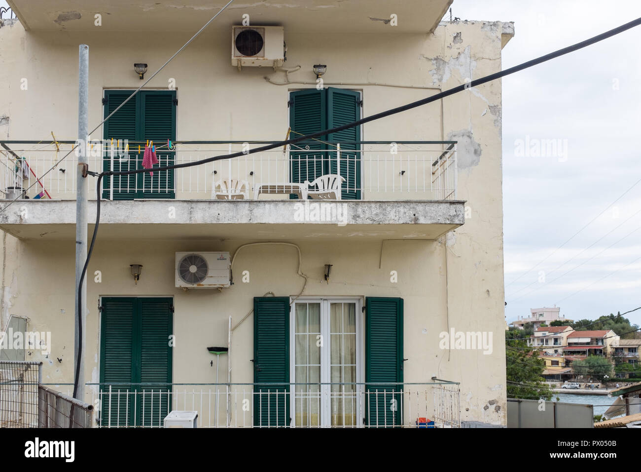 Un balcon sur le béton petit immeuble à Kassiopi, Corfou Banque D'Images