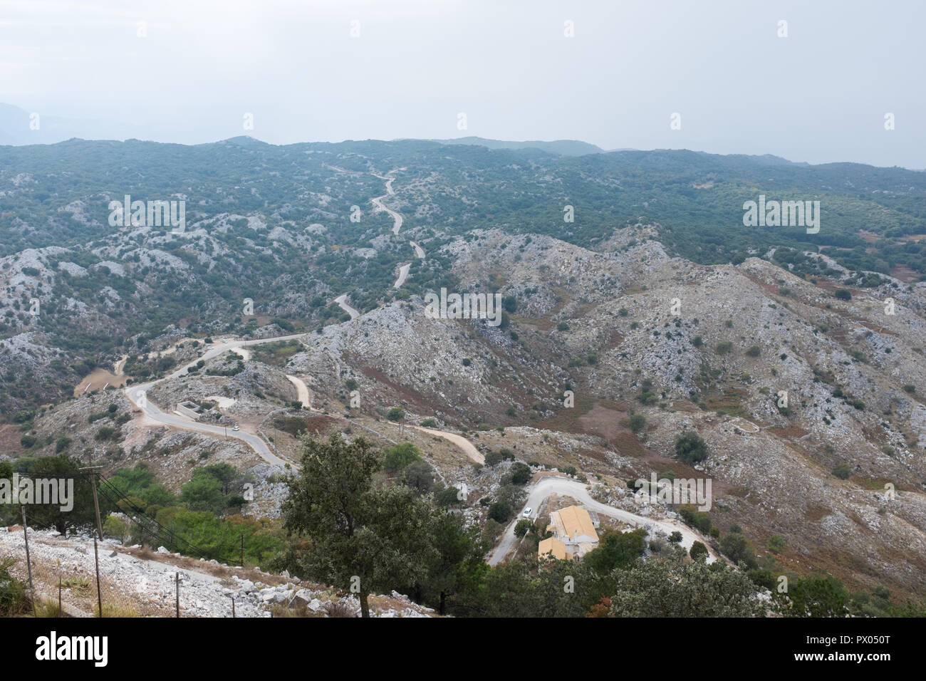 Route de montagne étroite jusqu'à Pantokrator, le point le plus élevé sur l'île grecque de Corfou Banque D'Images