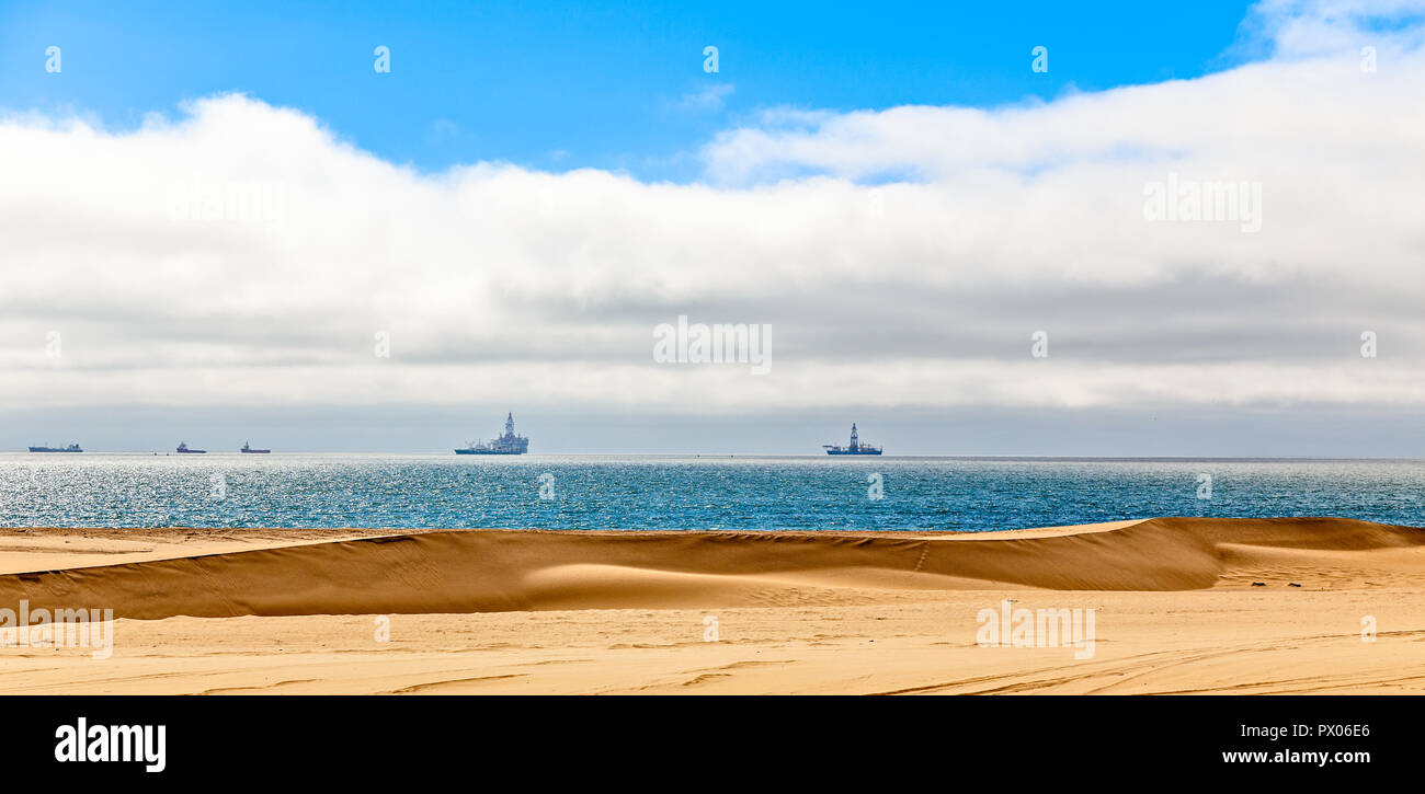 Longue route à travers les dunes du désert du Kalahari avec bord de l'Atlantique, près de la ville de Swakopmund, Namibie Banque D'Images