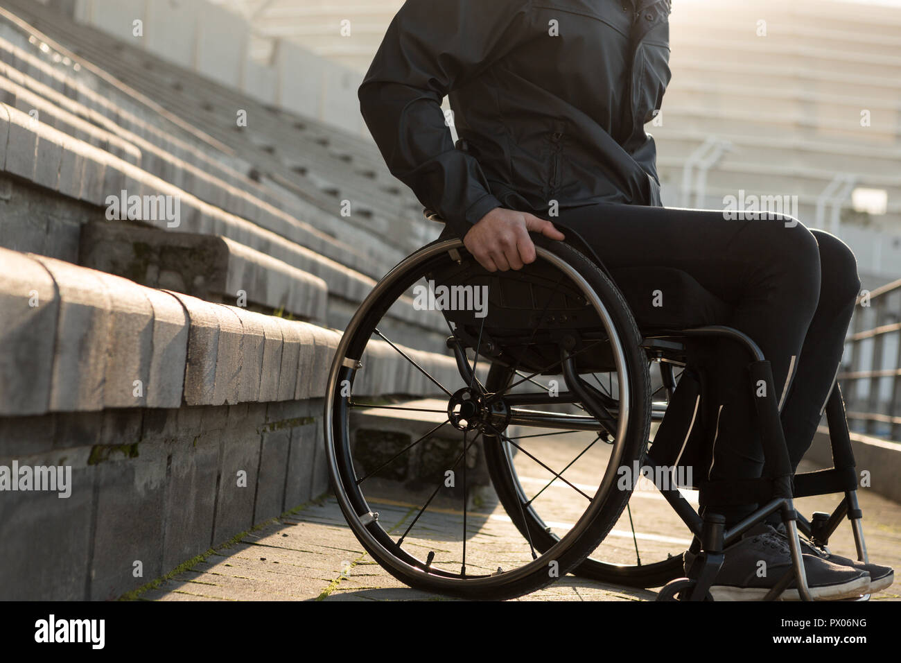 Mobilité athletic déménagement avec fauteuil roulant au lieu de sport Banque D'Images