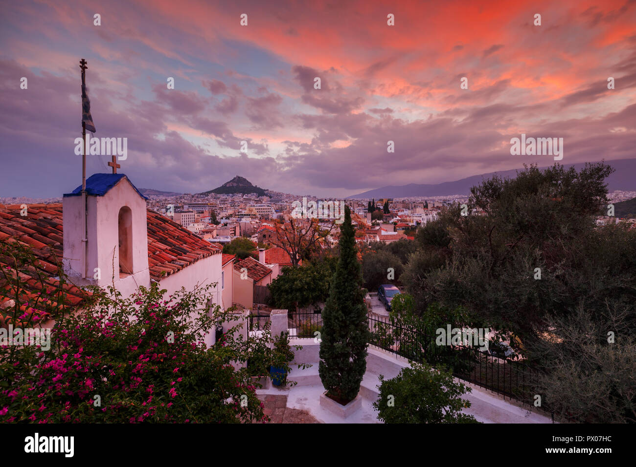 Vue de la colline Lycabettus d'Anafiotika quartier dans la vieille ville d'Athènes, Grèce. Banque D'Images
