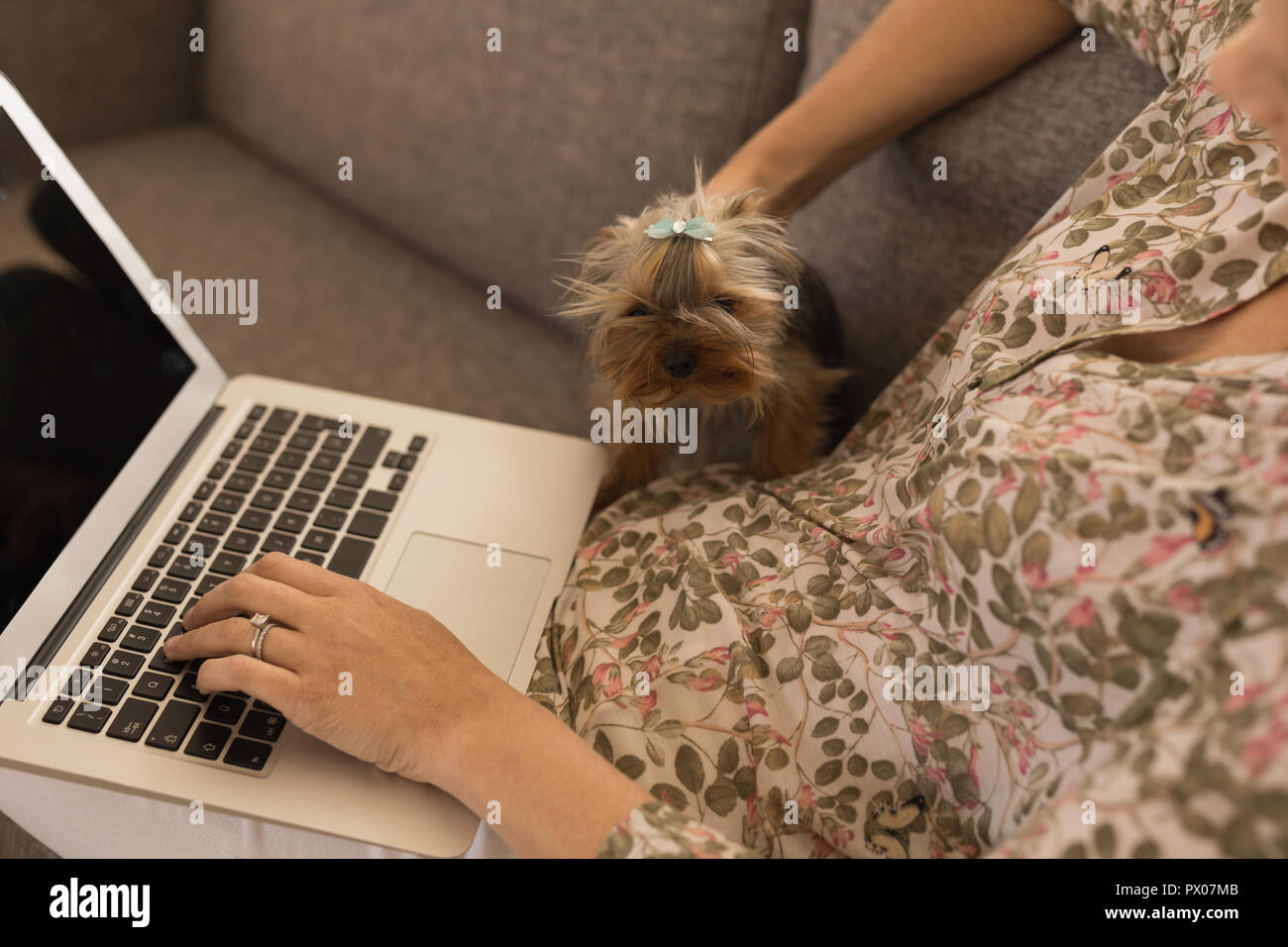 Man tout en caressant son chien à la maison Banque D'Images