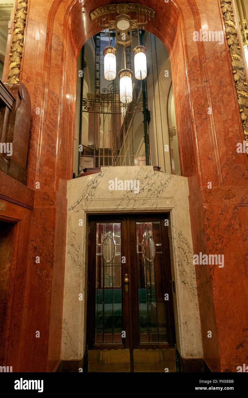 Ascenseur dans le sous-sol de l'Art Nouveau dans la maison municipale la Maison Municipale, Obecní dům, Prague, République tchèque. Banque D'Images