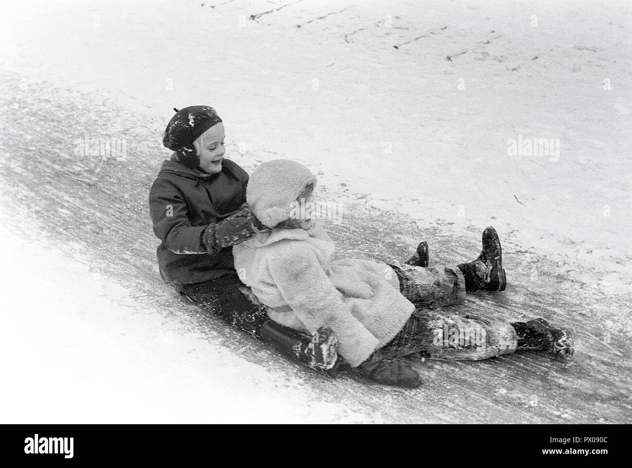 L'hiver dans les années 1950. Des enfants jouent dans un parc à Stockholm. Ils ne semblent pas être le point de congélation. Suède 1954. Ref 2A-14 Banque D'Images