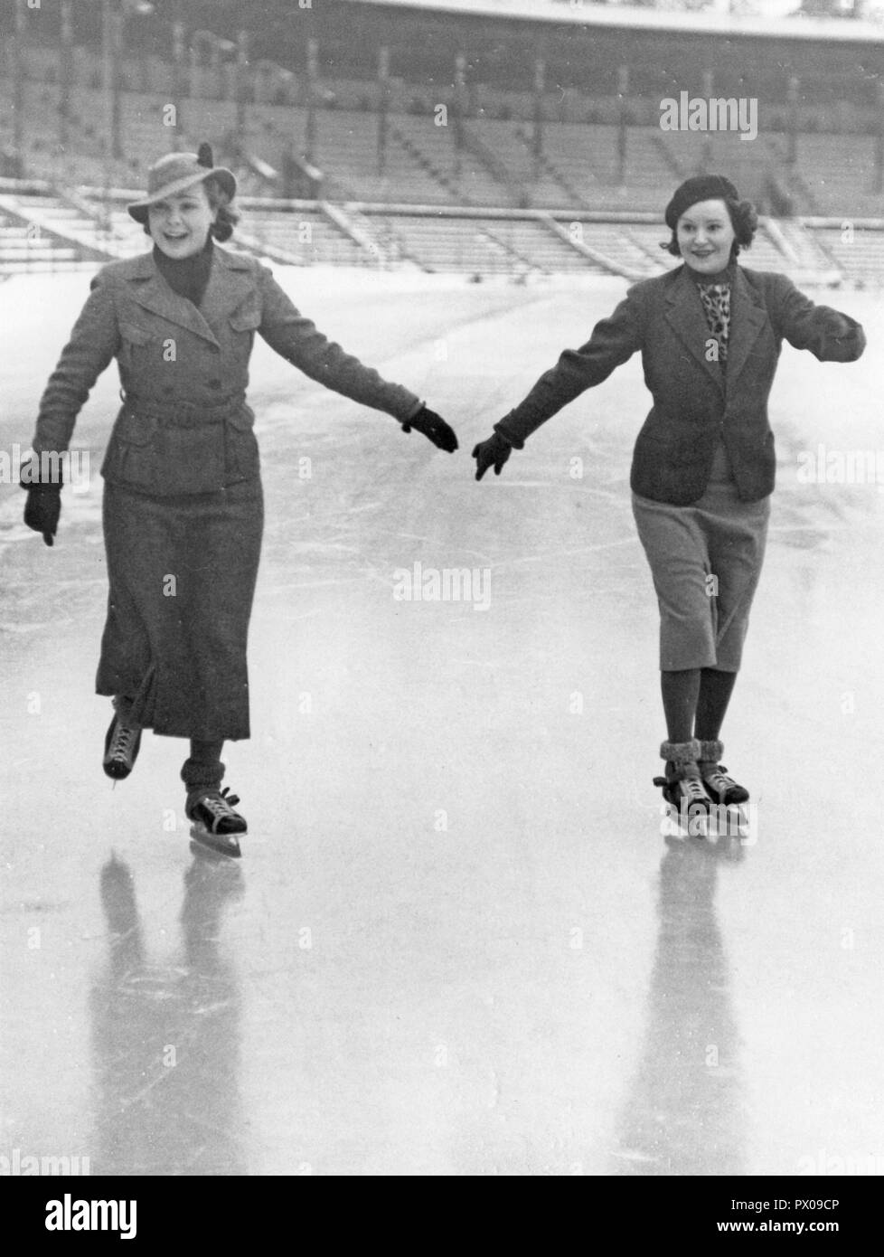 Patinage dans les années 1930. Deux sœurs, Margit et Birgit Rosengren patiner à une scène publique à Stockholm. Suède 1930. Banque D'Images