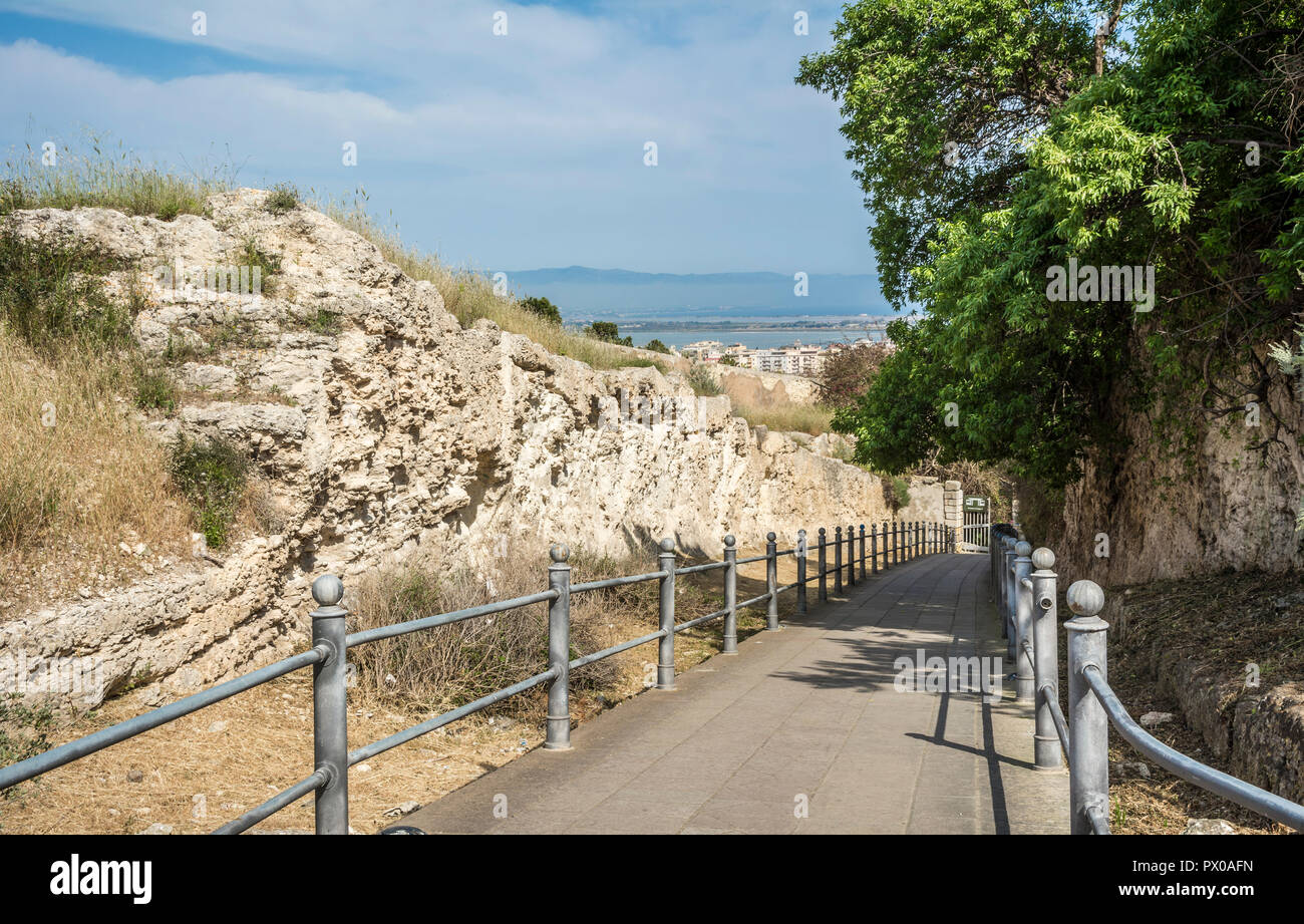 Cagliari, Sardaigne, Italie. La passeggiata, che percorre le mura ovest del quartiere storico di 'Castello'. Italie, Europe Banque D'Images