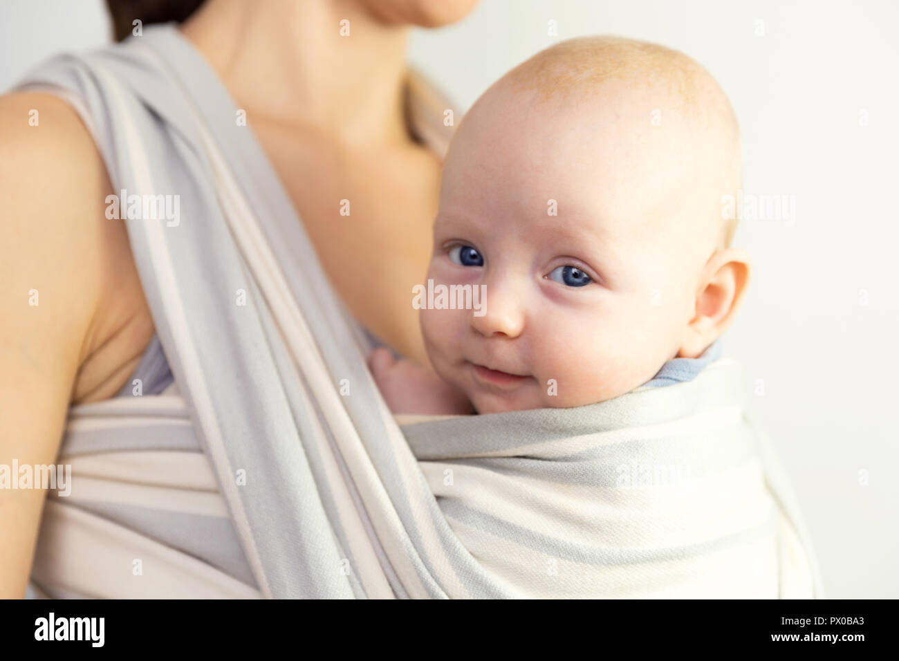 Heureux le bébé et la mère. Près de mère bébé dans une écharpe. Banque D'Images