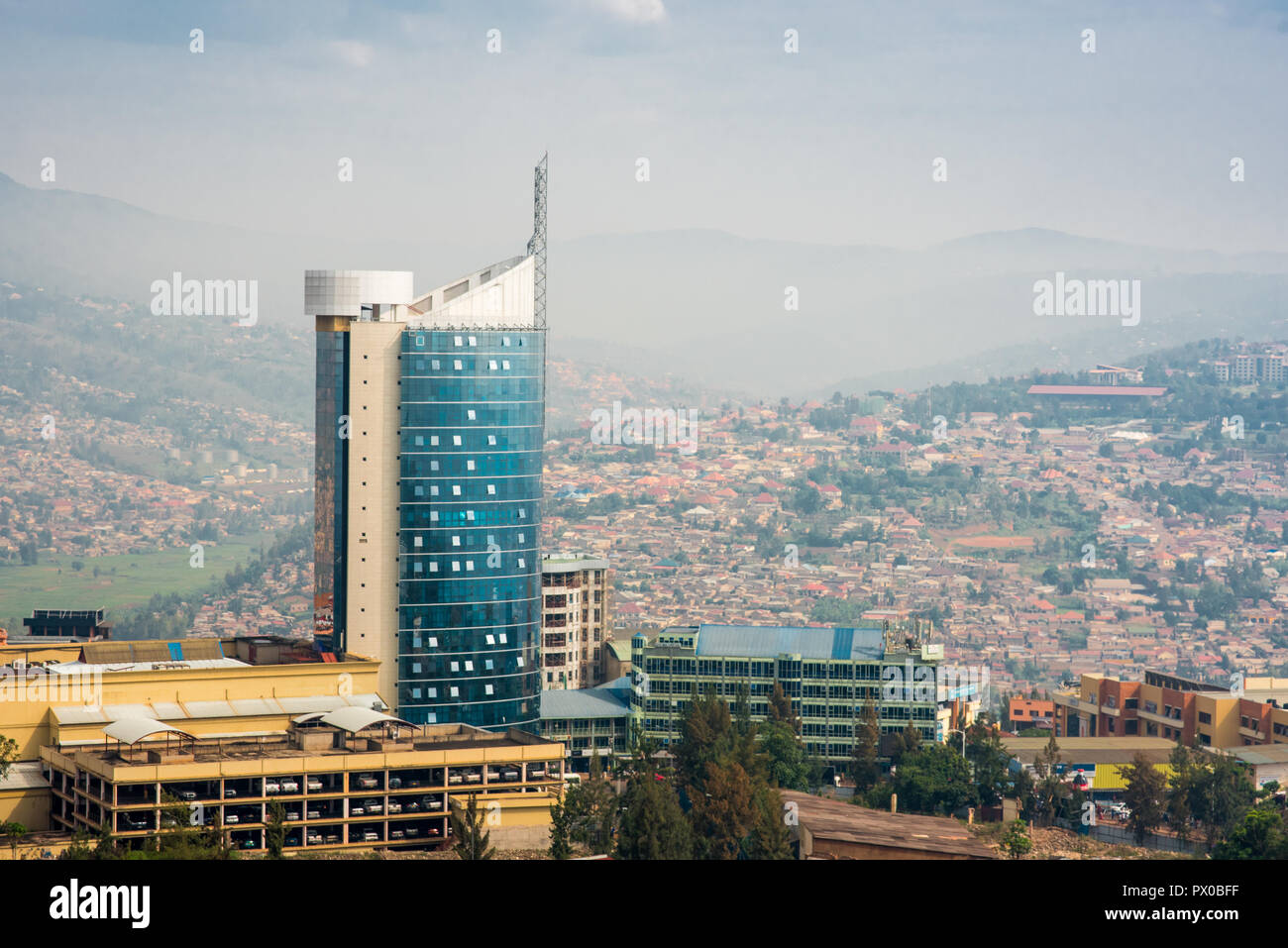 Kigali, Rwanda - le 21 septembre 2018 : Kigali City Tower isolé sur fond de collines brumeuses que fondu dans la distance Banque D'Images