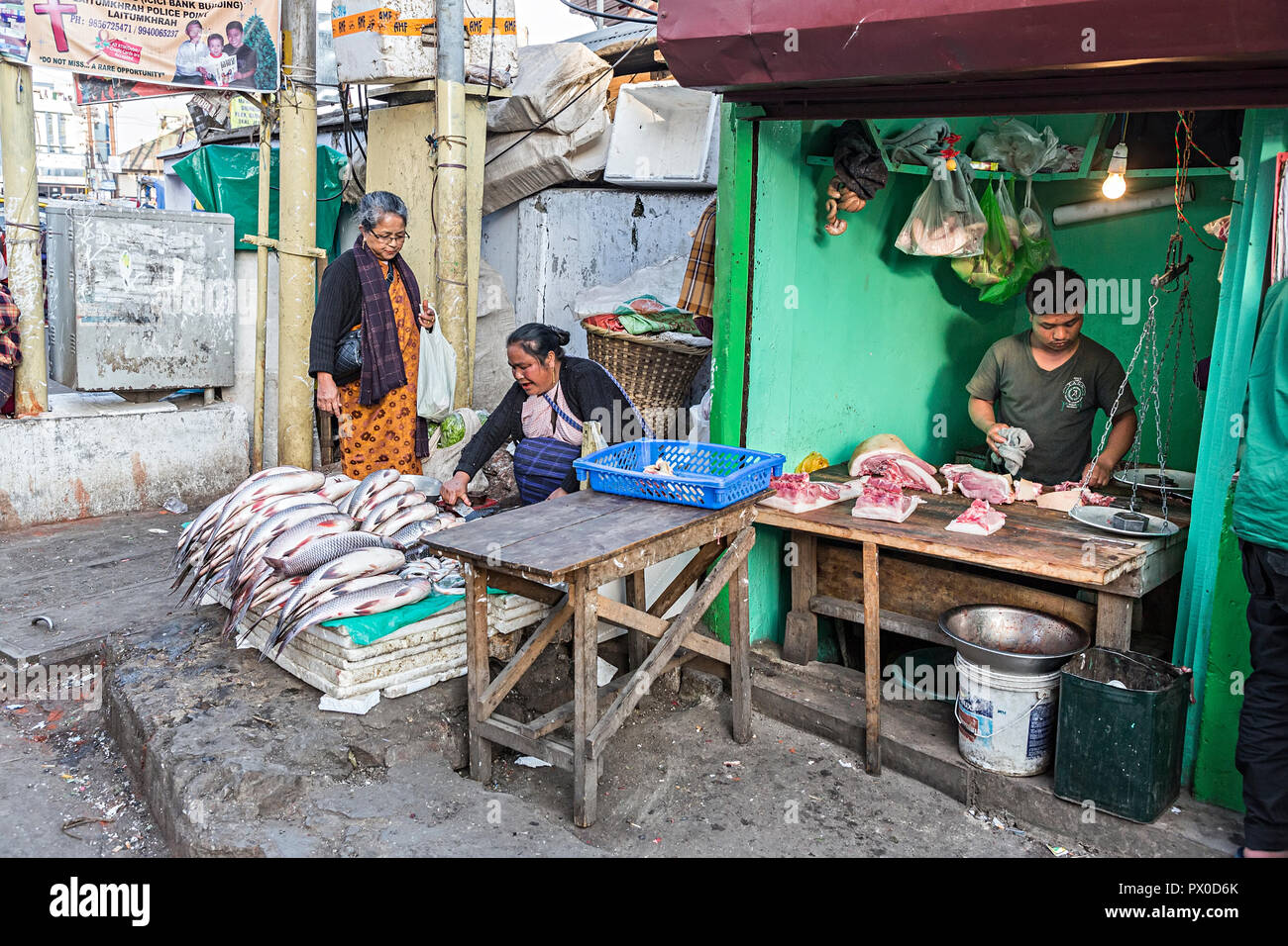 Magasin de vente de poisson et de viande, humide Shillong, Meghalaya, en Inde Banque D'Images