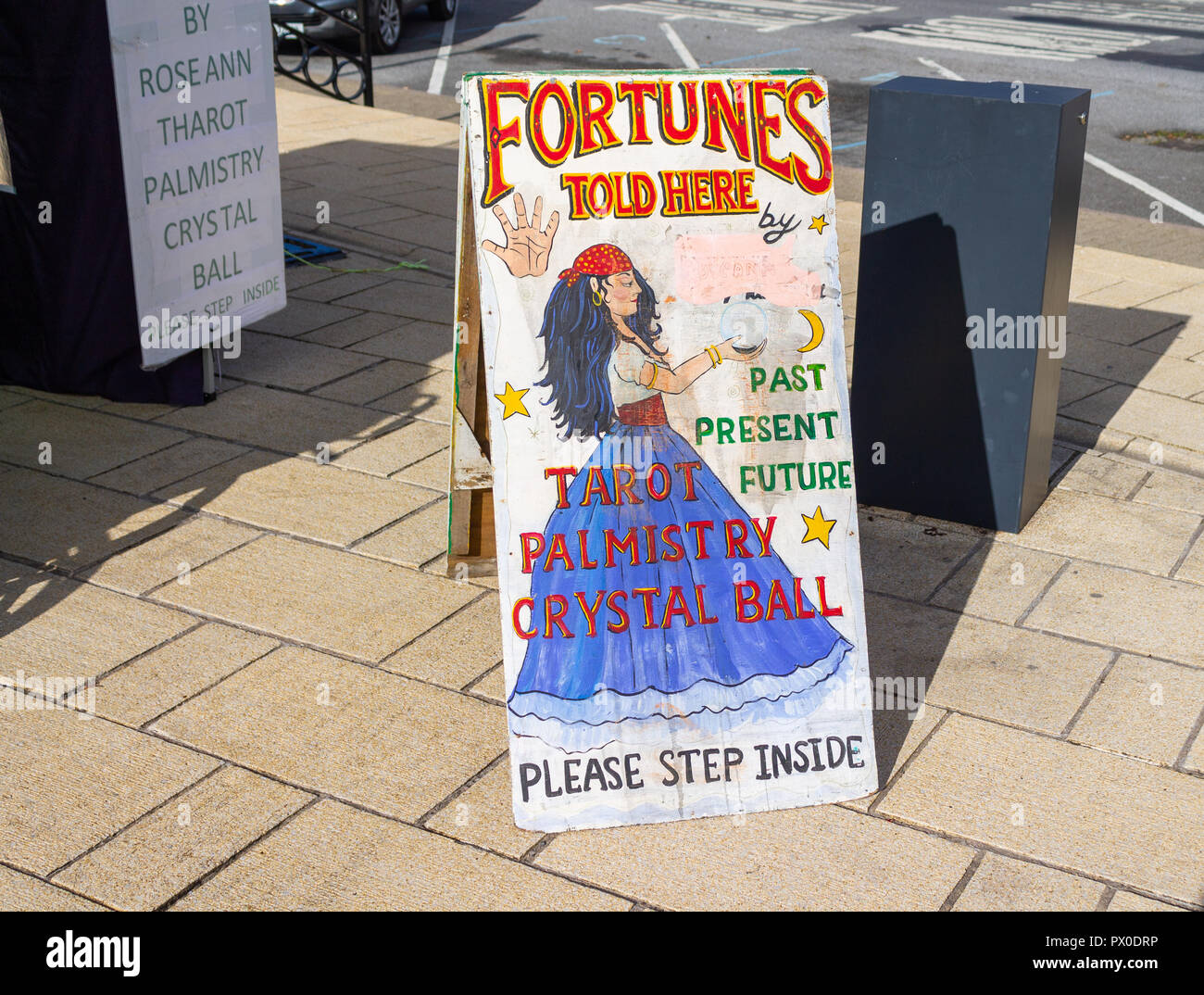 Fortune Teller en regard d'un stand dans wolf tone square bantry West Cork Irlande Banque D'Images