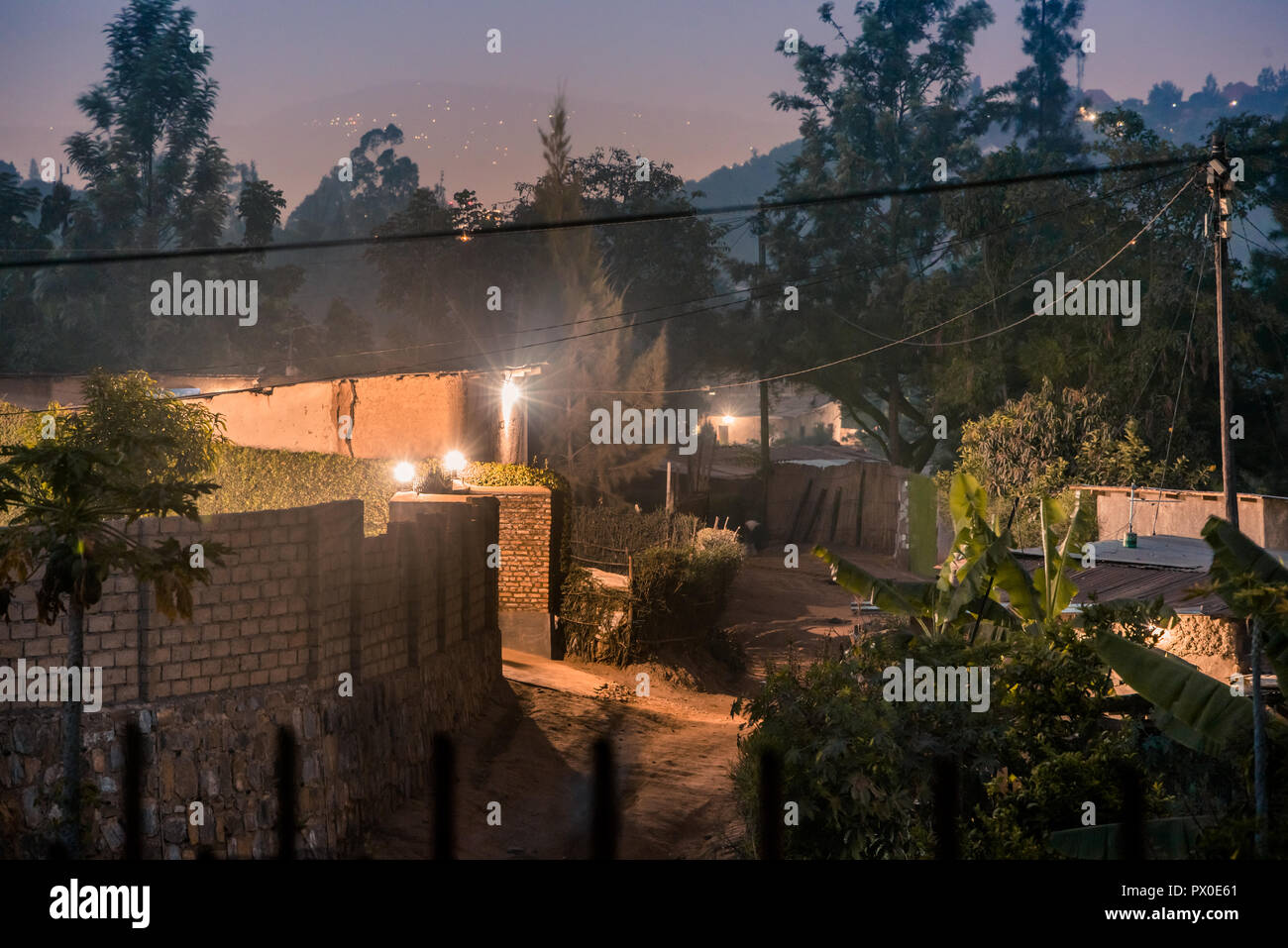 Scène de rue mal éclairée entre les maisons à Nyamirambo, une banlieue de Kigali Banque D'Images
