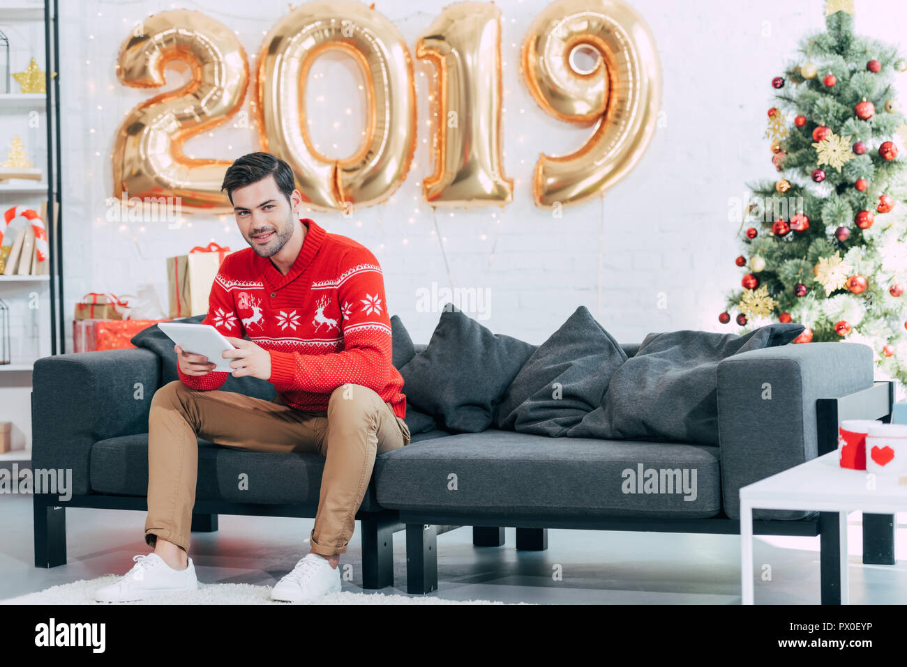Happy man using digital tablet au cours de la nouvelle année 2019 Banque D'Images