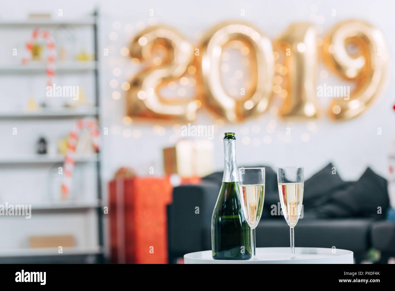 Bouteille de champagne et des verres avec 2019 ballons nouvel an sur l'arrière-plan Banque D'Images