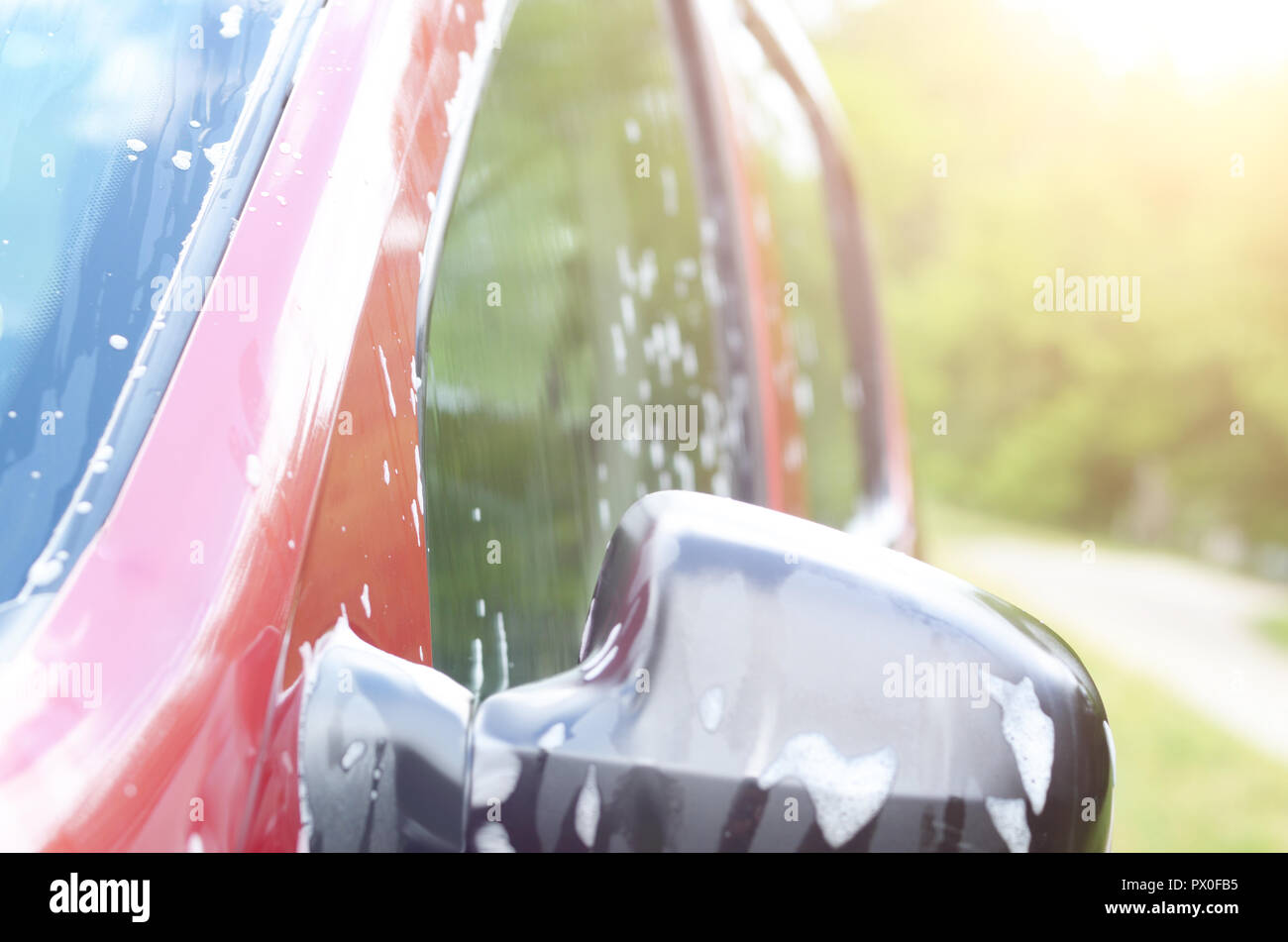 Mousse de savon sur la fenêtre de voiture et miroir. Service de lavage de voiture concept. Place pour le texte Banque D'Images