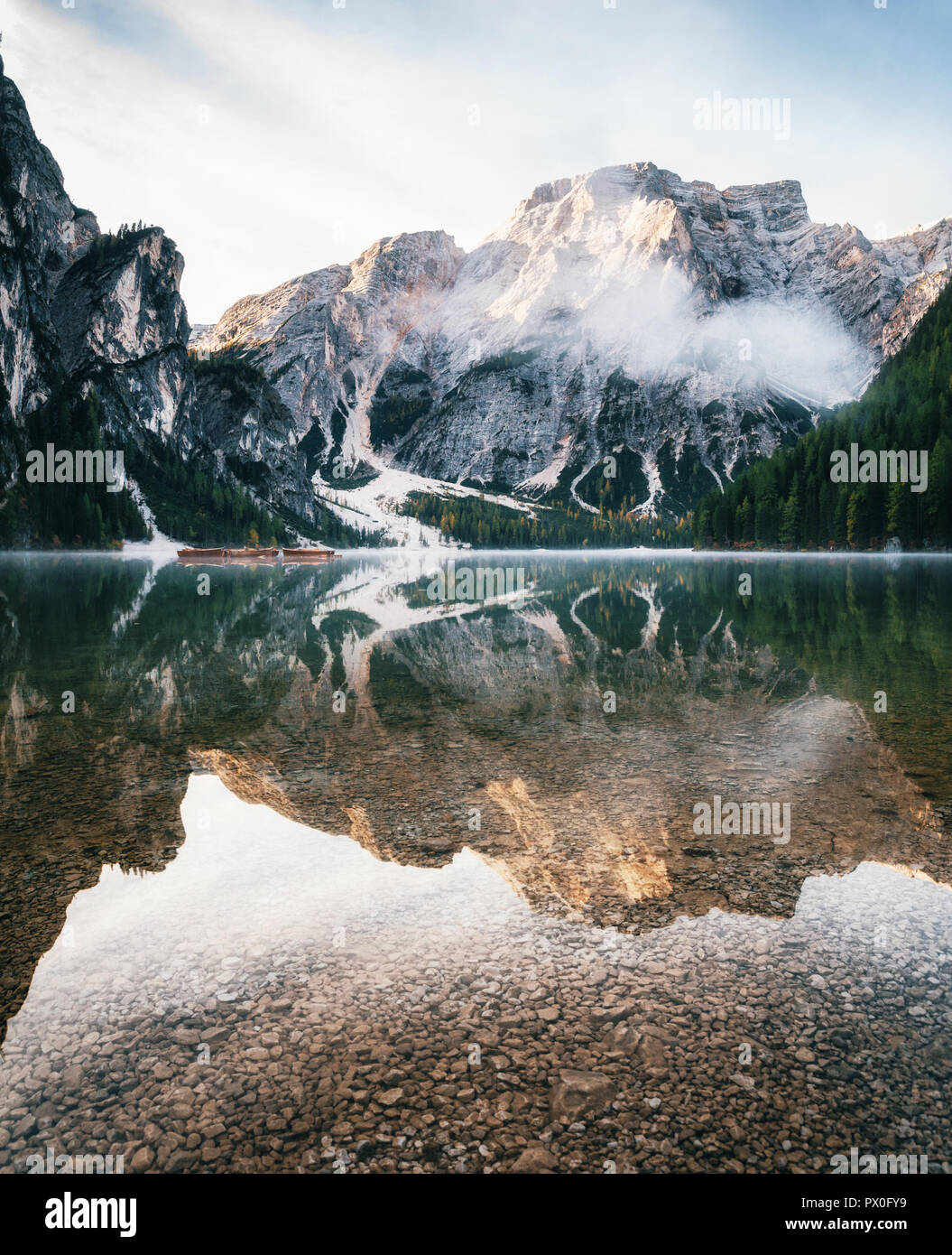 Vue sur Lac Braies avec réflexion en montagnes des Dolomites dans la matinée, Pragser Wildsee, Tyrol du Sud, Italie Banque D'Images