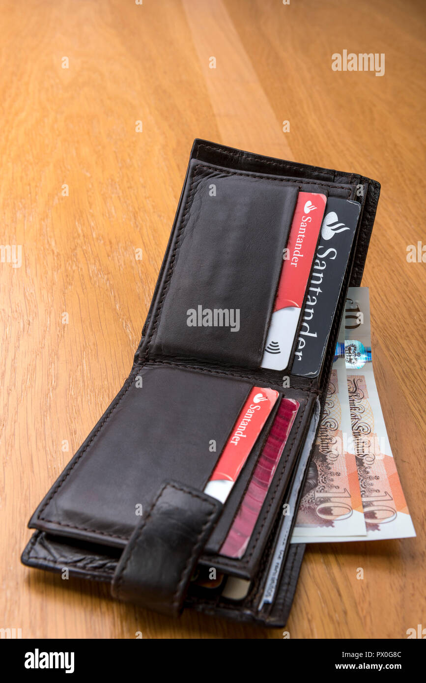 Vieux Mans Etui en cuir avec des cartes de crédit et billets de banque en livres sterling. Banque D'Images