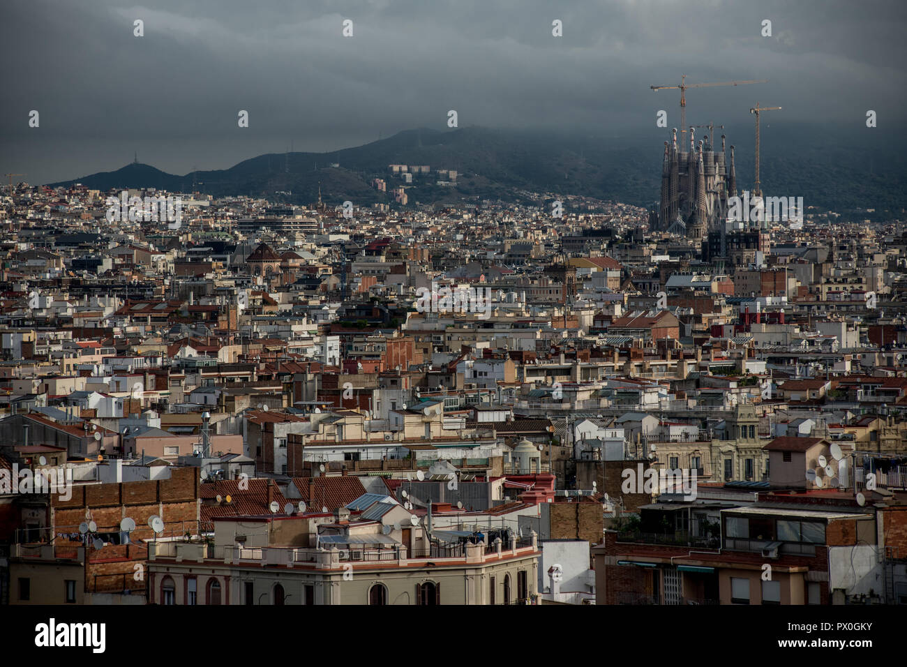 Vue générale de la ville de Barcelone avec la Sagrada Familia qui apparaissent entre les bâtiments. Banque D'Images