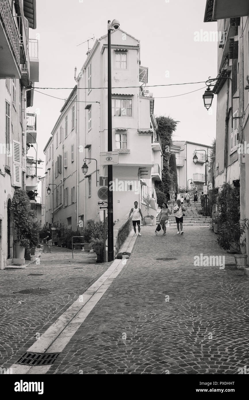 Cannes, France, le 15 septembre 2018 : photo en noir et blanc des rues étroites dans le vieux centre de Cannes en France Banque D'Images