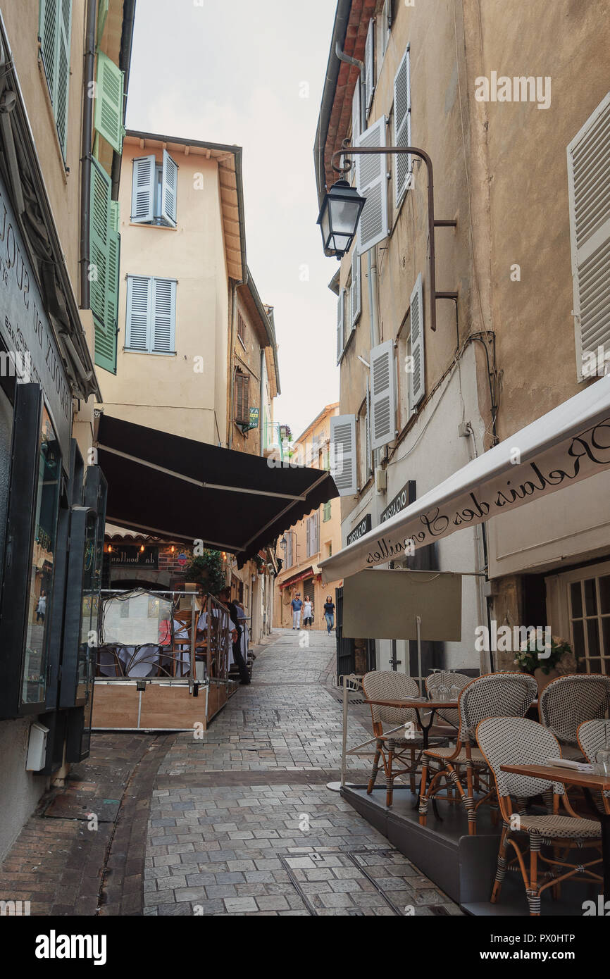 Cannes, France, le 15 septembre 2018 : Impression des rues étroites dans le vieux centre de Cannes en France Banque D'Images