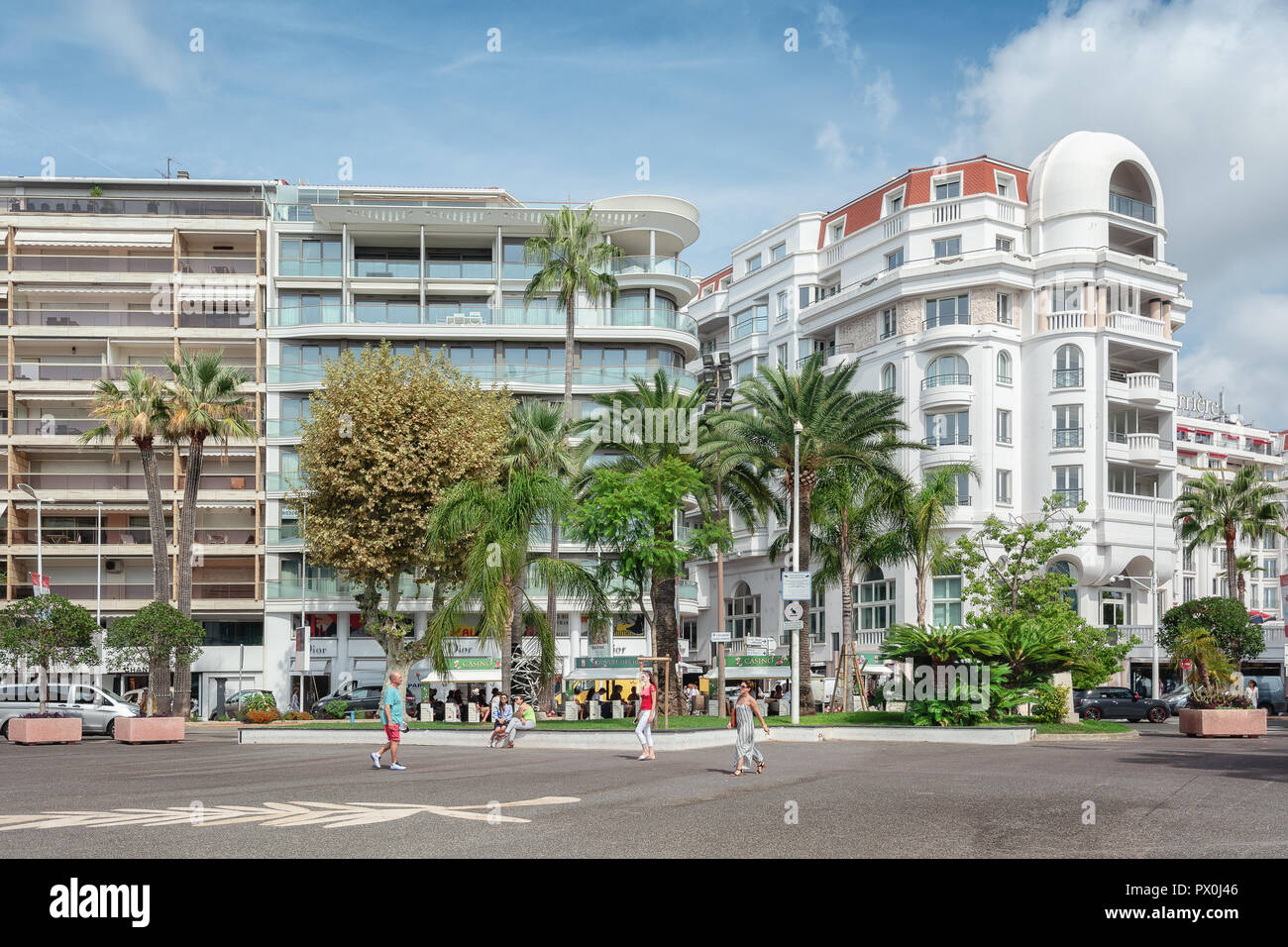 Cannes, France, le 15 septembre 2018 : des immeubles à appartements et le côté de l'hôtel renommé Majestic Barrière le long du célèbre boulevard de la crois Banque D'Images