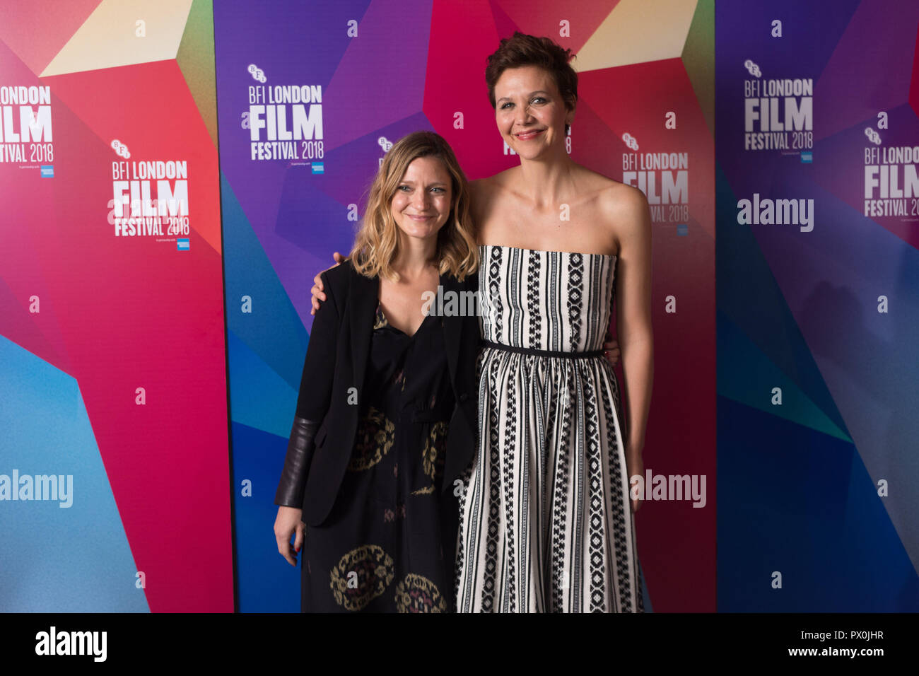 Sara Colangelo, Réalisateur/Scénariste (à gauche) et Maggie Gyllenhaal arrivent à un examen préalable de l'enseignant de maternelle à Picturehouse, Central London pour la 62e session de BFI London Film Festival. Banque D'Images