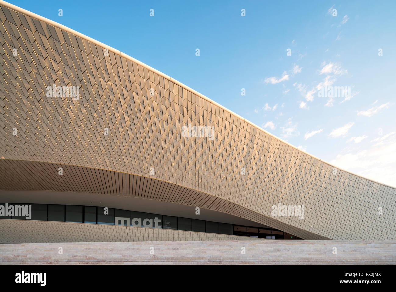 Vue extérieure de la MAAT - Musée d'art, d'architecture et de la Technologie, Lisbonne, Portugal. Banque D'Images