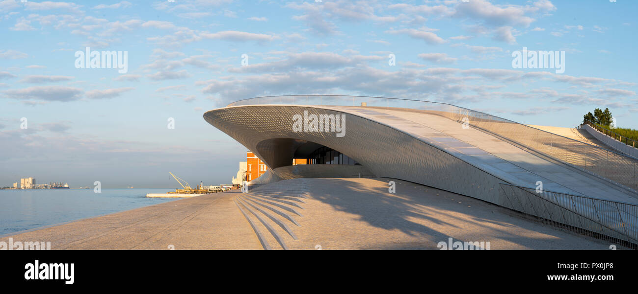 Vue extérieure de la MAAT - Musée d'art, d'architecture et de la Technologie, Lisbonne, Portugal. Afficher le long de la terrasse. Banque D'Images
