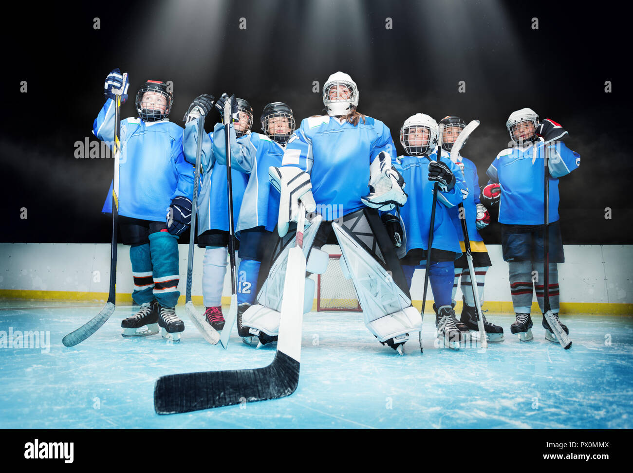 L'équipe de hockey sur glace en file sur la patinoire Banque D'Images