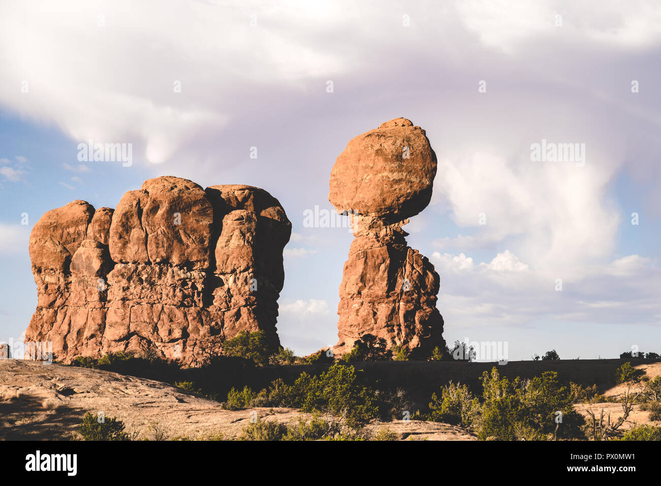 Tôt le matin à Balanced Rock en Utah Arches National Park au cours de l'été Banque D'Images