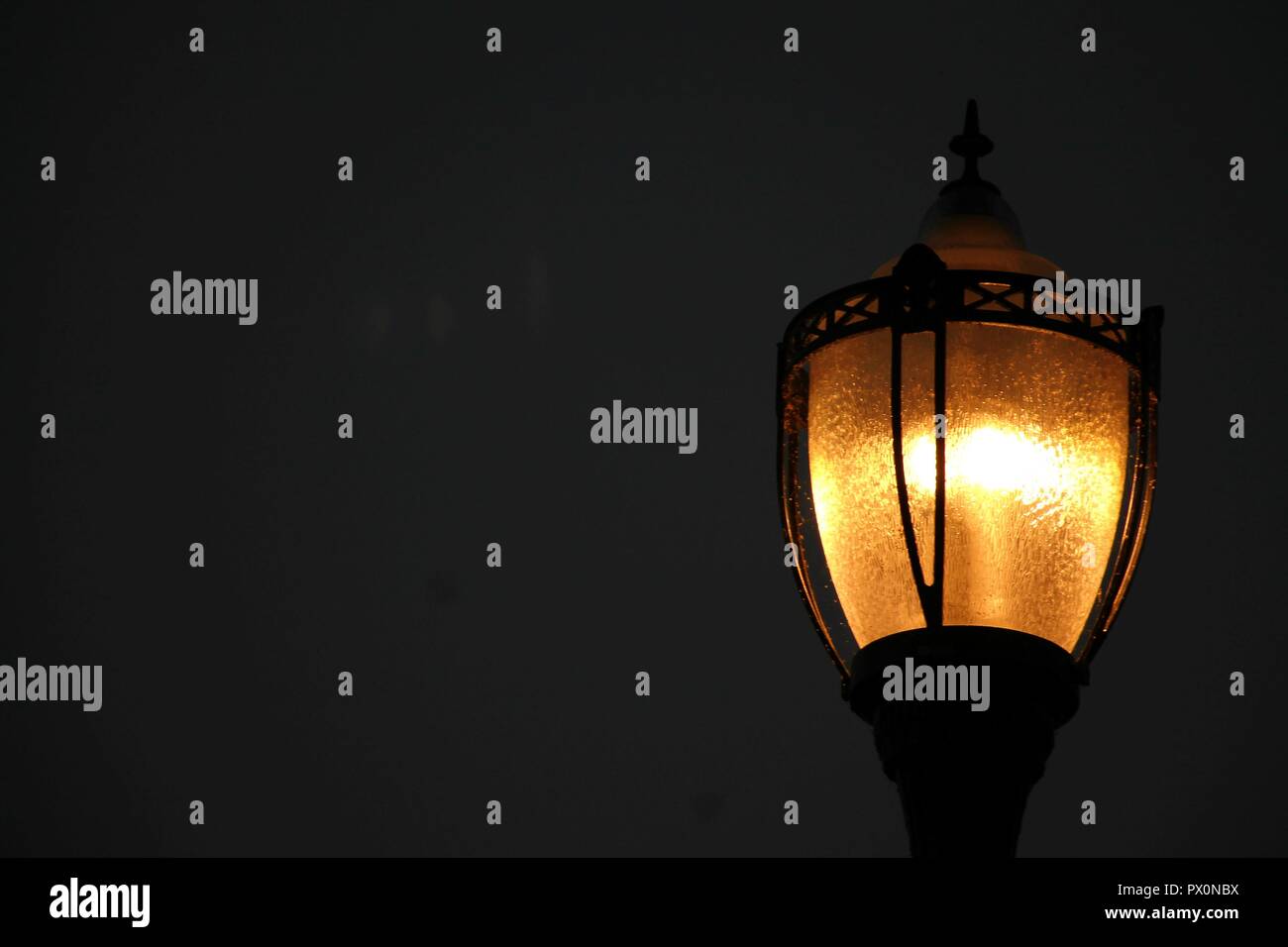 Vive la rue lumière brillant dans la nuit. Banque D'Images