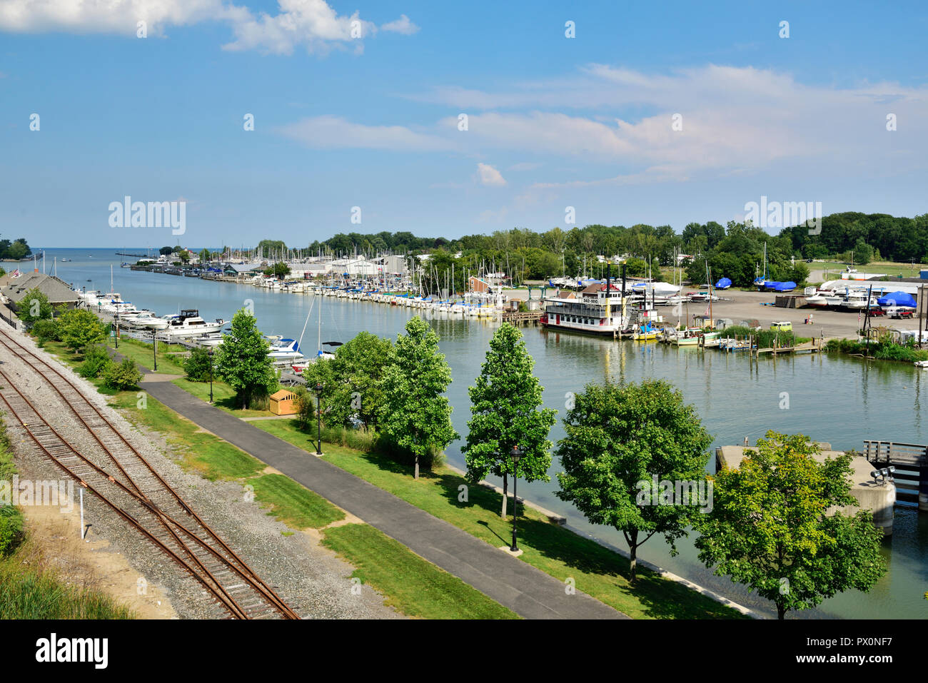 La rivière Genesee, Rochester Harbour et les clubs nautiques à proximité de l'ouverture dans le lac Ontario, état de New York, USA Banque D'Images
