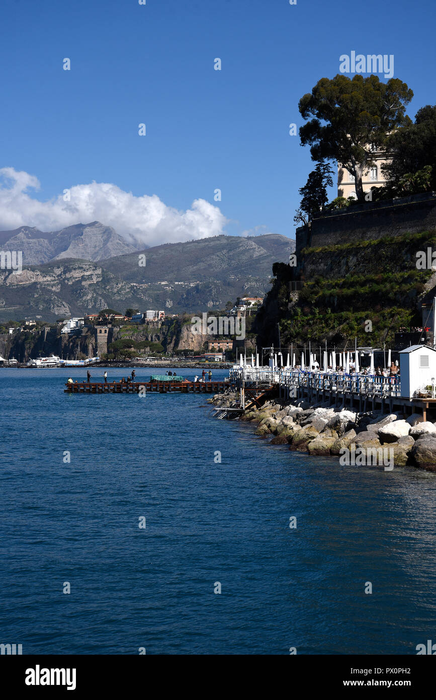 La vieille ville de Sorrento de descendre dans le port de pêche de Marina Grande à Sorrento, une petite ville de Campanie, Italie. Banque D'Images