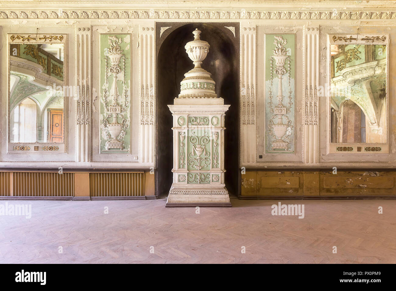 Vue de l'intérieur de la salle de bal dans le palais abandonné appelé Bozkow en Pologne. Banque D'Images