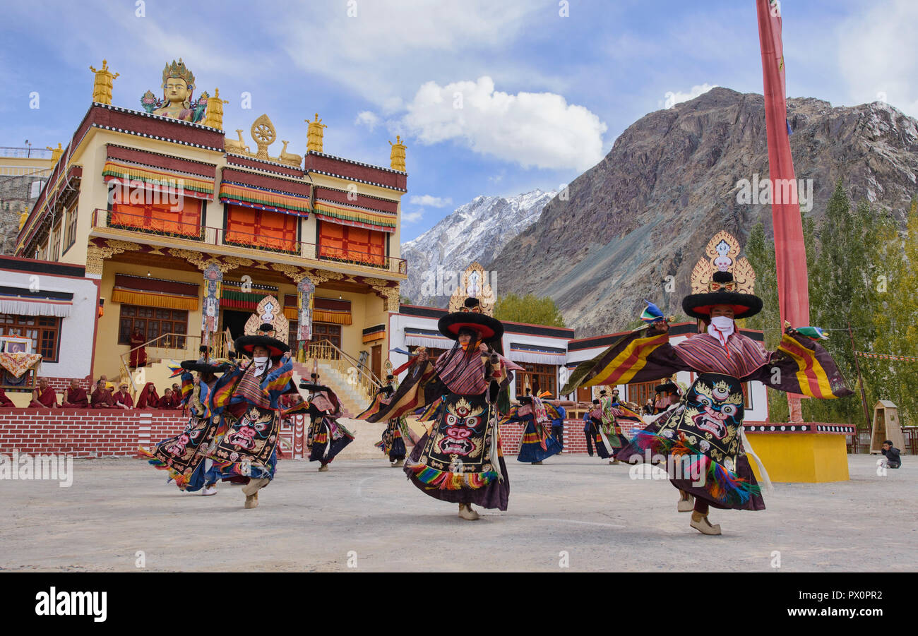 Les moines Gelugpa danser au monastère de Diskit's Festival Gustor, La Vallée de Nubra, Ladakh, Inde Banque D'Images