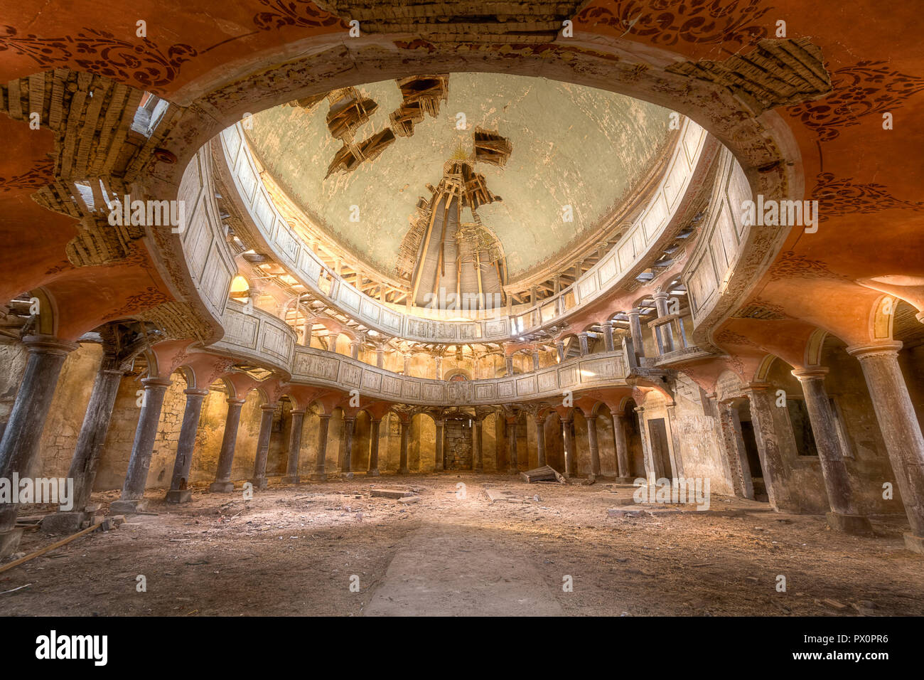 Vue intérieure d'une église abandonnée par Carl Gotthard Langhans dans Zeliszow, Pologne. Banque D'Images