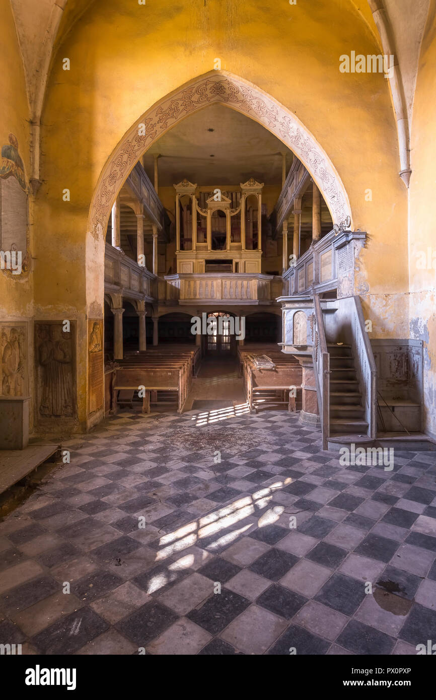 Vue intérieure d'une église abandonnée en Pologne. Banque D'Images