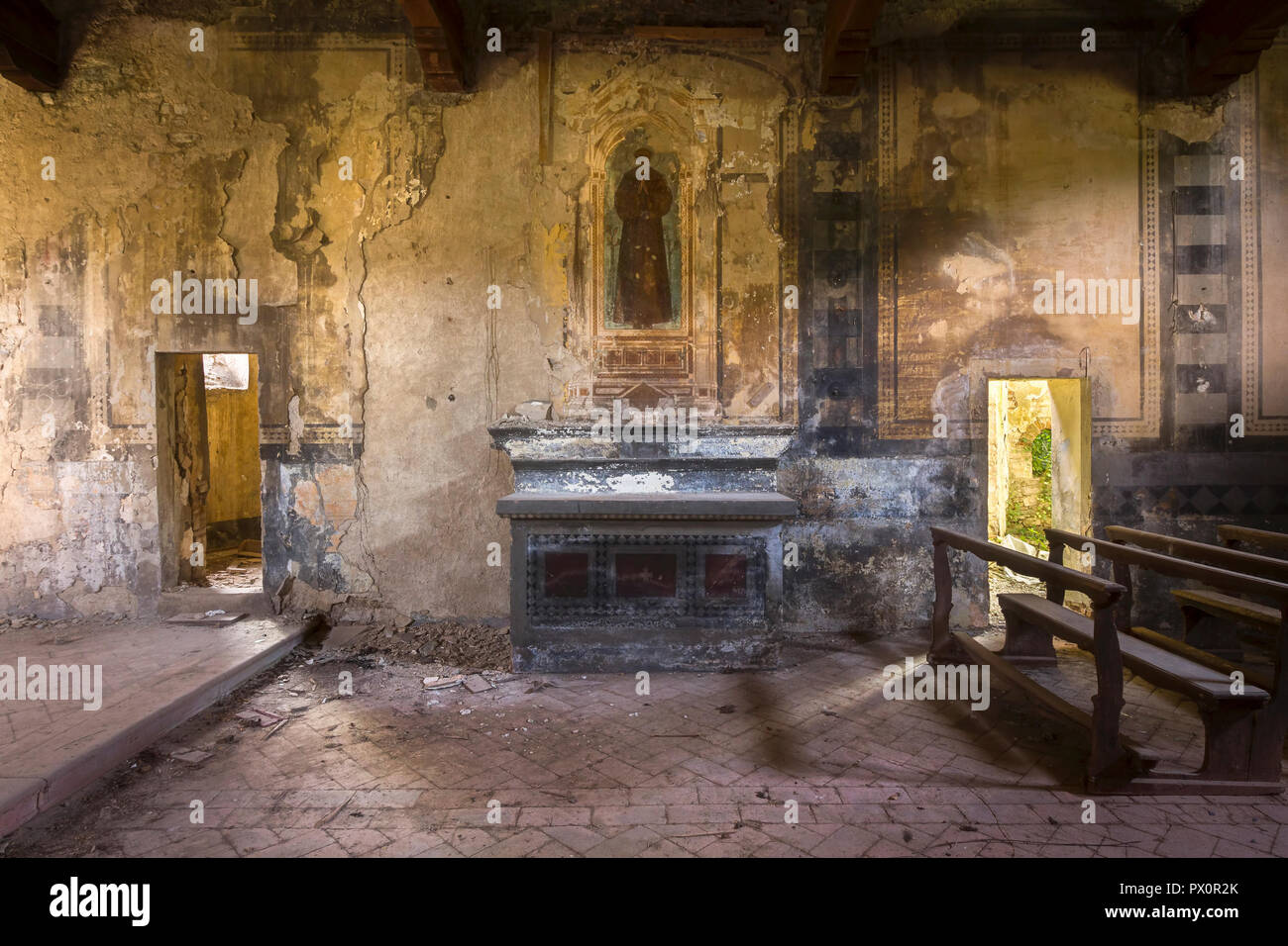 Vue intérieure d'une chapelle abandonnée en Italie. Banque D'Images
