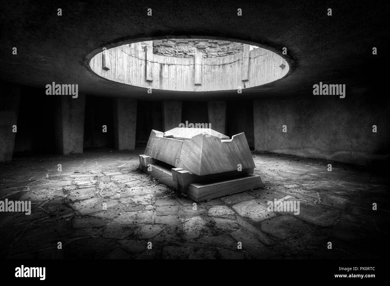 Vue intérieure avec un monument qui ressemble à un tombeau en Bulgarie. Banque D'Images