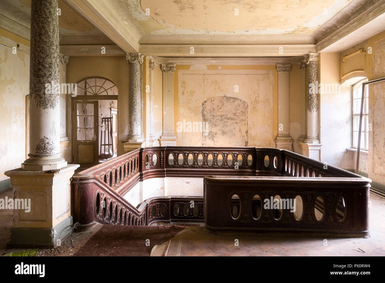 Vue intérieure avec un escalier dans un château abandonné en Allemagne. Banque D'Images