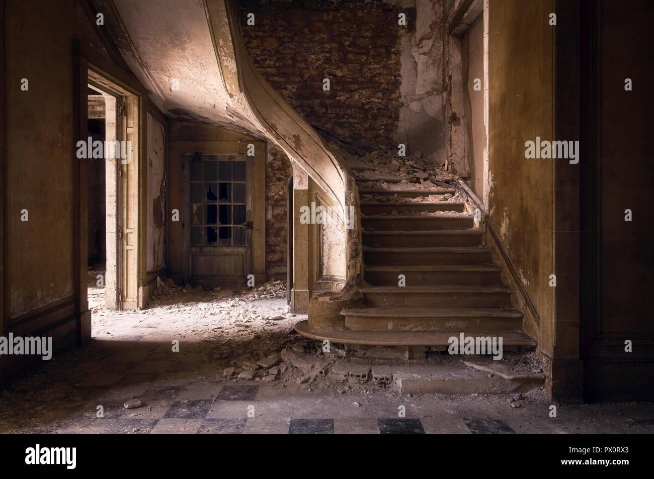 Vue intérieure avec un escalier dans un immeuble de bureaux abandonnés en France. Banque D'Images
