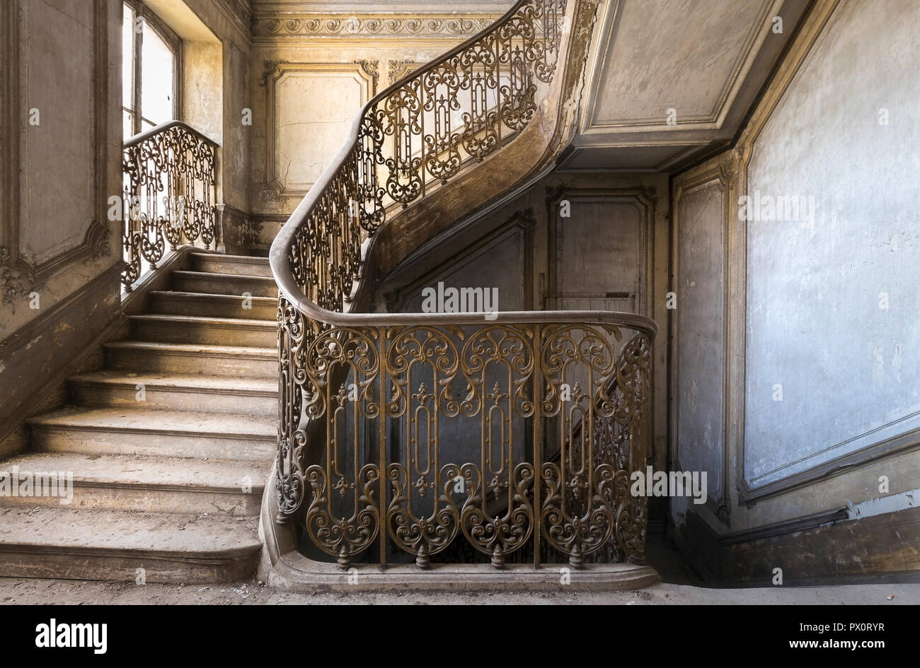 Vue intérieure avec un escalier dans un château abandonné en France. Banque D'Images