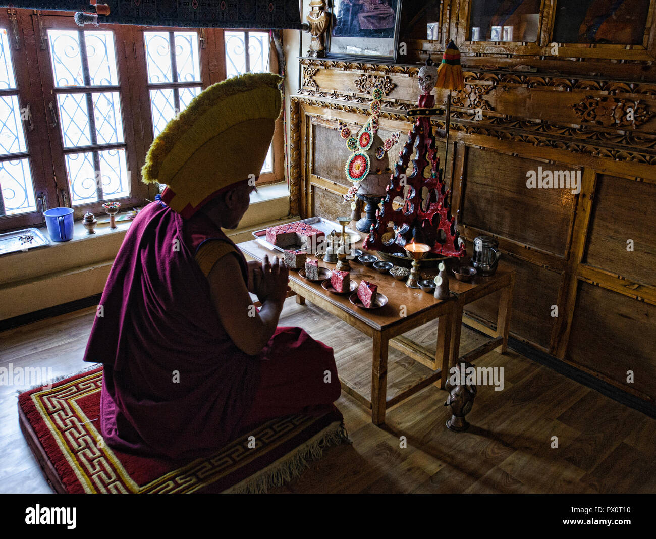 Moine Gelugpa et mandala, monastère de Diskit, La Vallée de Nubra, Ladakh, Inde Banque D'Images