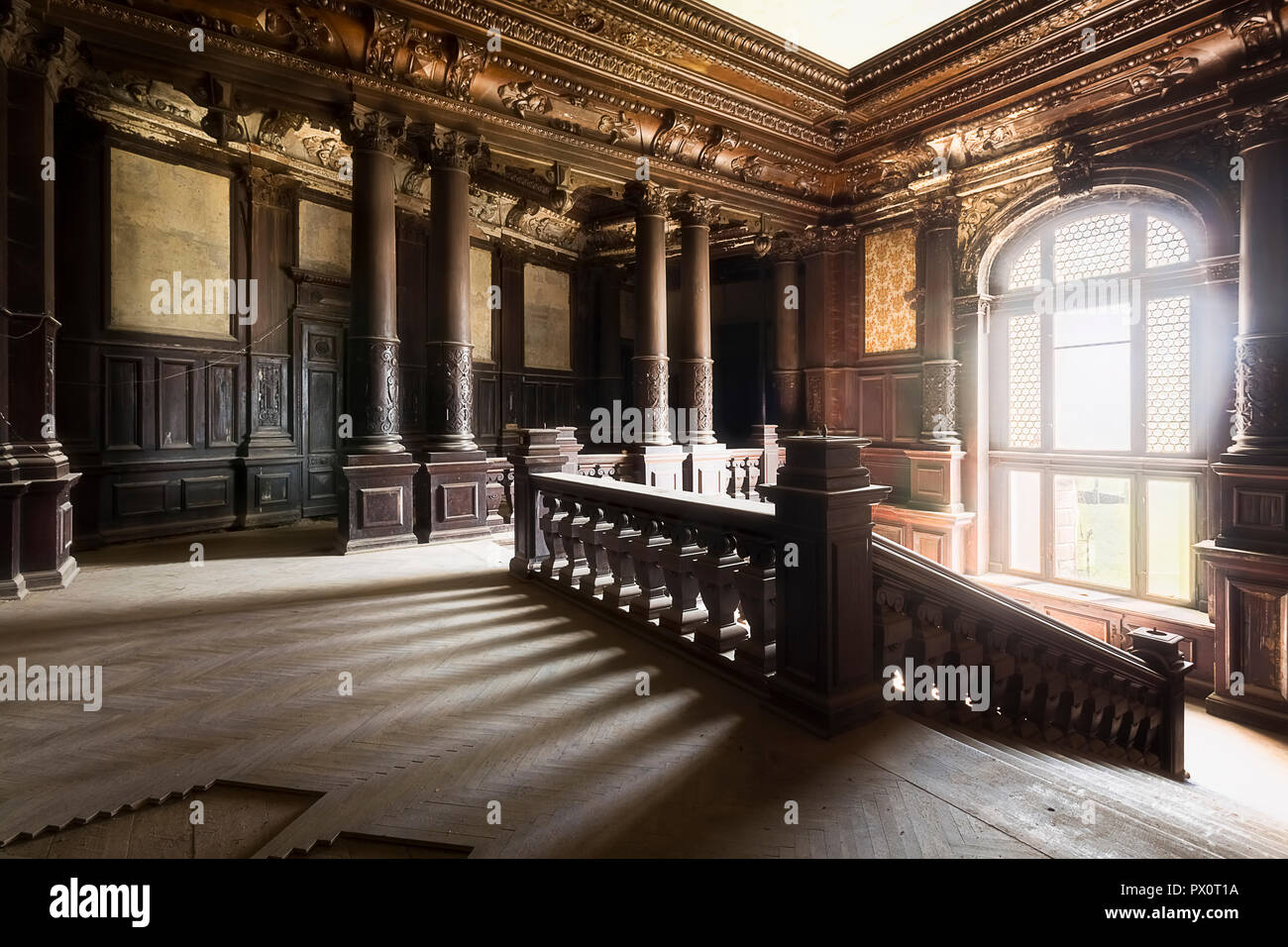 Vue intérieure avec escalier abandonnés dans le Palais abandonné Bozkow en Pologne. Banque D'Images