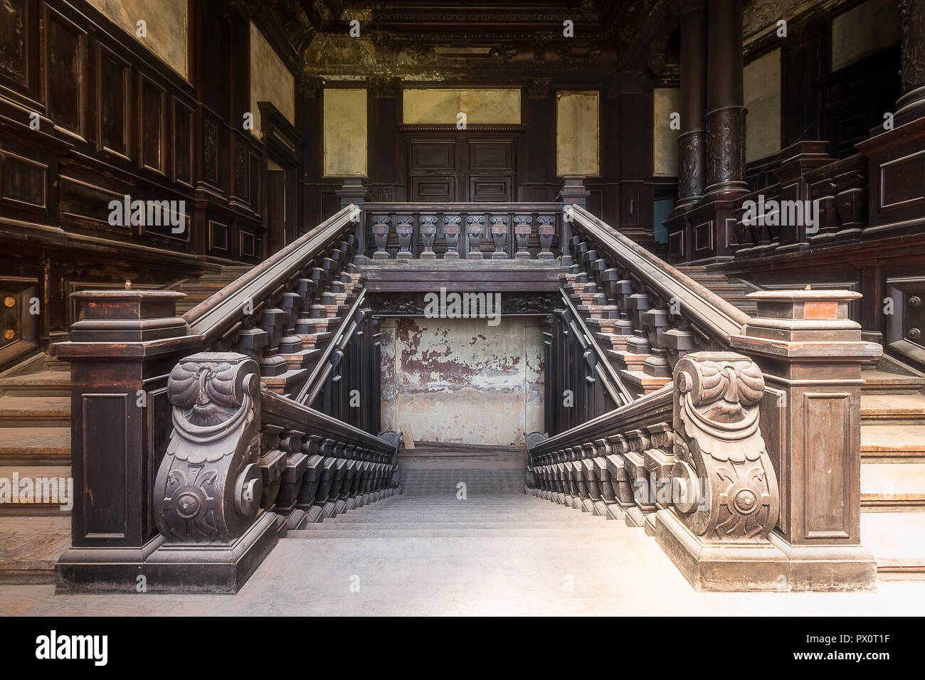 Vue intérieure avec escalier abandonnés dans le Palais abandonné Bozkow en Pologne. Banque D'Images